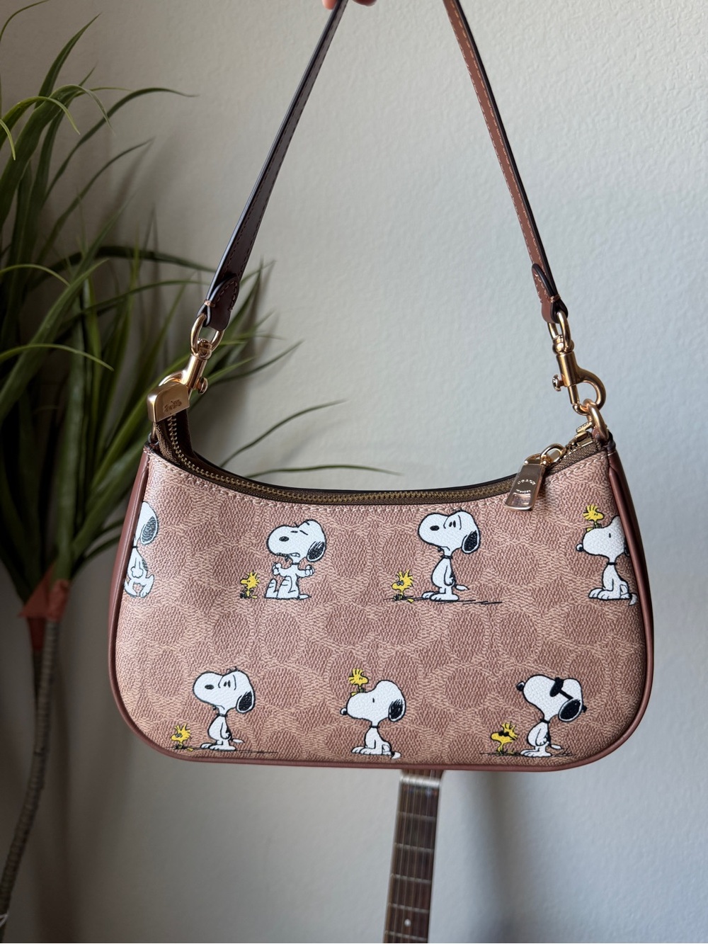 Coach Snoopy Dog Prints Teri Shoulder Bag - Picture 3 of 6